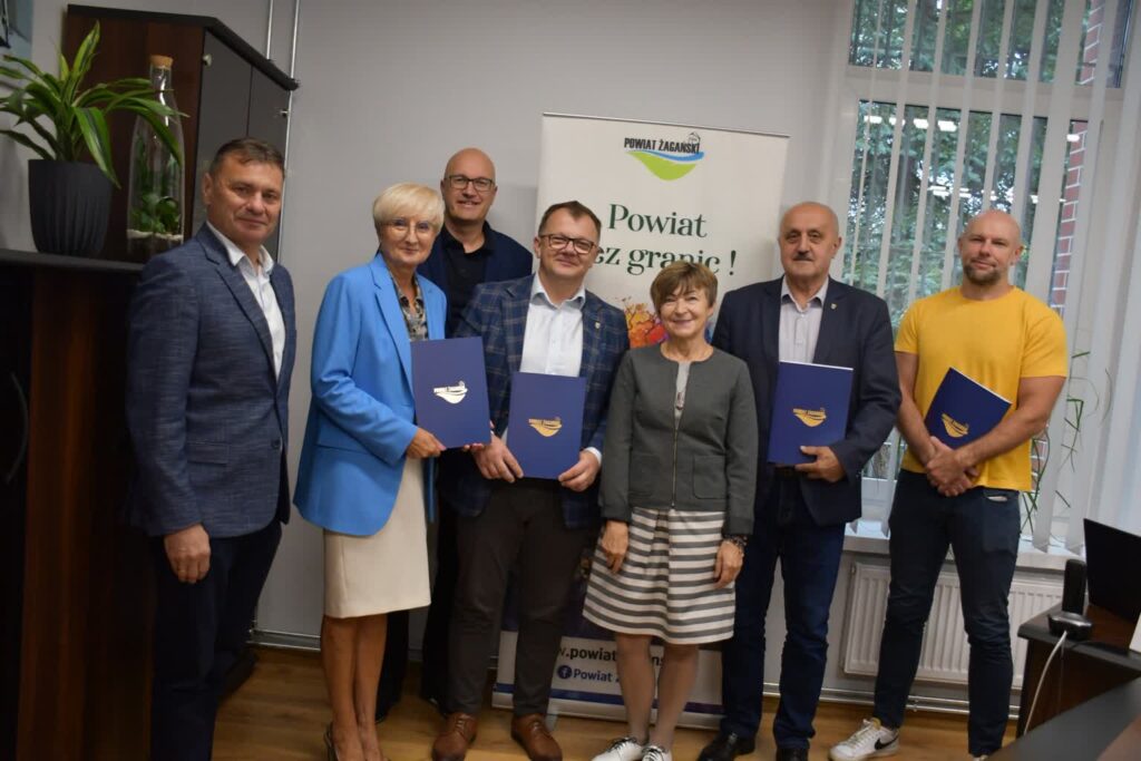 W Żaganiu podpisano umowę na budowę boiska przy szkole fot. Starostwo Powiatowe w Żaganiu