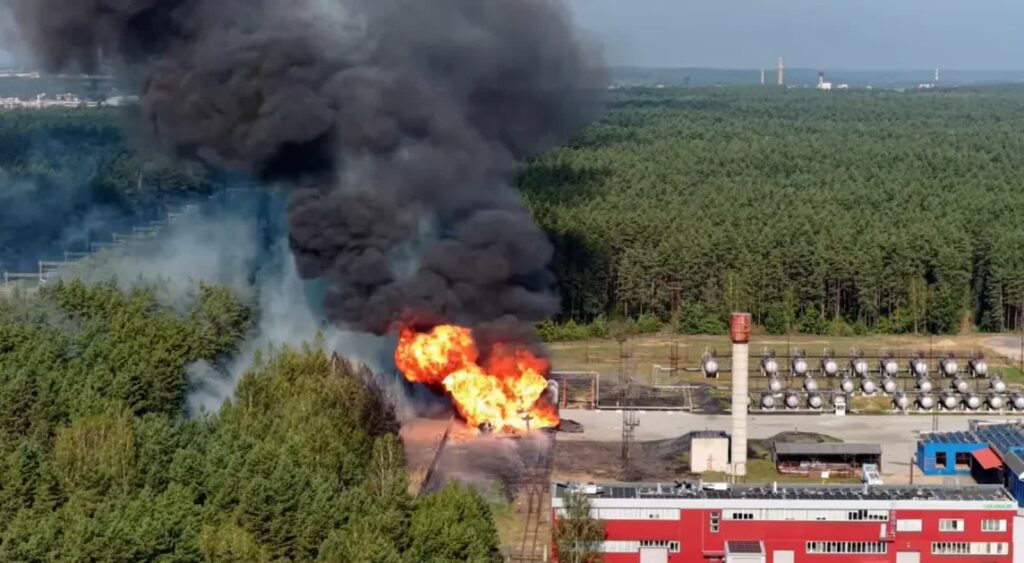 Potężny pożar w Wilnie. Zapaliło się osiem wagonów z gazem skroplonym należących do koncernu Orlen Lietuva (Facebook.com/screenshot)