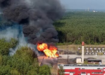 Potężny pożar w Wilnie. Zapaliło się osiem wagonów z gazem skroplonym należących do koncernu Orlen Lietuva (Facebook.com/screenshot)