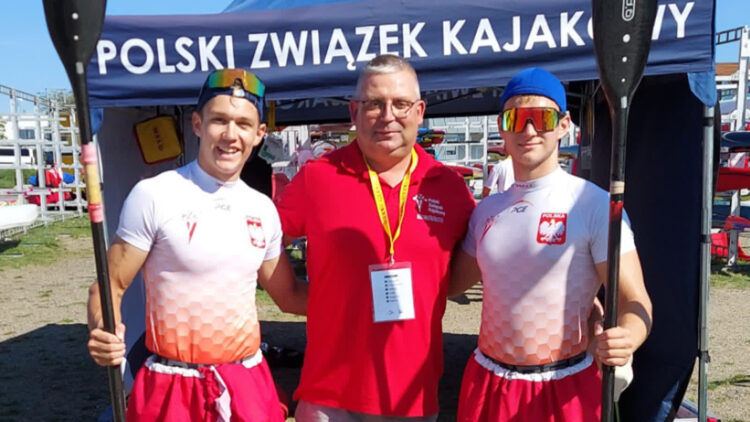 Bartosz Kulpa i Maciej Bargiel wraz z klubowym trenerem Markiem Bohdziunem