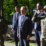 Donald Tusk złozył wieniec na cmentarzu żołnierzy Zgrupowania Korpusu Ochrony Pogranicza w Wytycznie (PAP/Wojtek Jargiło)