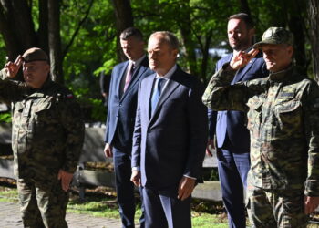 Rocznica radzieckiej napaści na Polskę. Tusk: Ufamy naszym żołnierzom 16 Donald Tusk złozył wieniec na cmentarzu żołnierzy Zgrupowania Korpusu Ochrony Pogranicza w Wytycznie (PAP/Wojtek Jargiło)