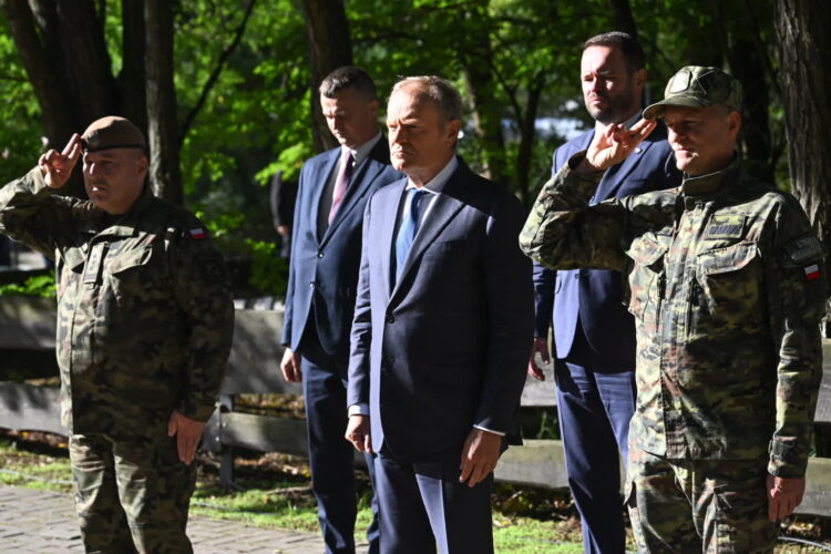 Donald Tusk złozył wieniec na cmentarzu żołnierzy Zgrupowania Korpusu Ochrony Pogranicza w Wytycznie (PAP/Wojtek Jargiło)