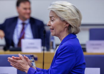 KE rozpoczęła konsultacje z unijnymi państwami ws. sankcji na Rosję 15 Ursula von der Leyen, przewodnicząca Komisji Europejskiej (PAP/EPA/OLIVIER MATTHYS)