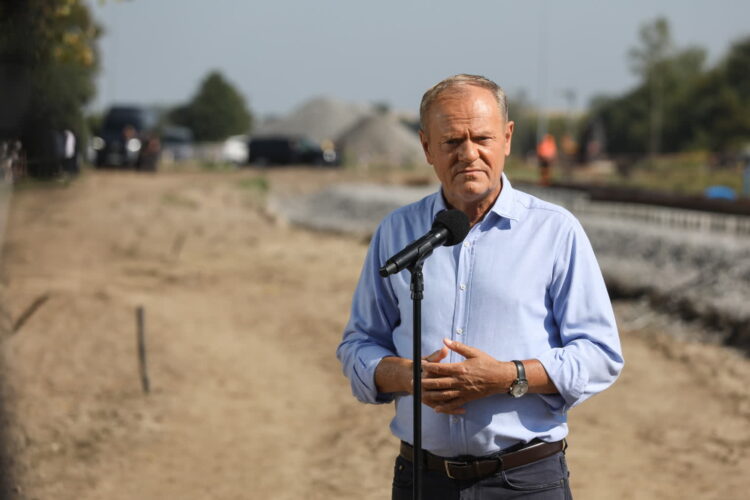 Premier Donald Tusk w Łomży (PAP/Artur Reszko)