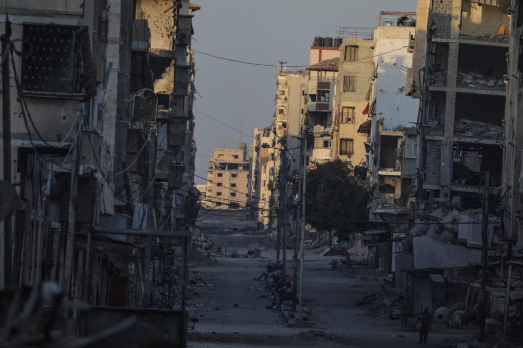 Zniszczenia wojenne w Gazie (PAP/EPA/MOHAMMED SABER)