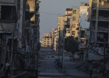 Poseł Sterczewski o ataku izraelskich dronów na flotyllę humanitarną 14 Zniszczenia wojenne w Gazie (PAP/EPA/MOHAMMED SABER)