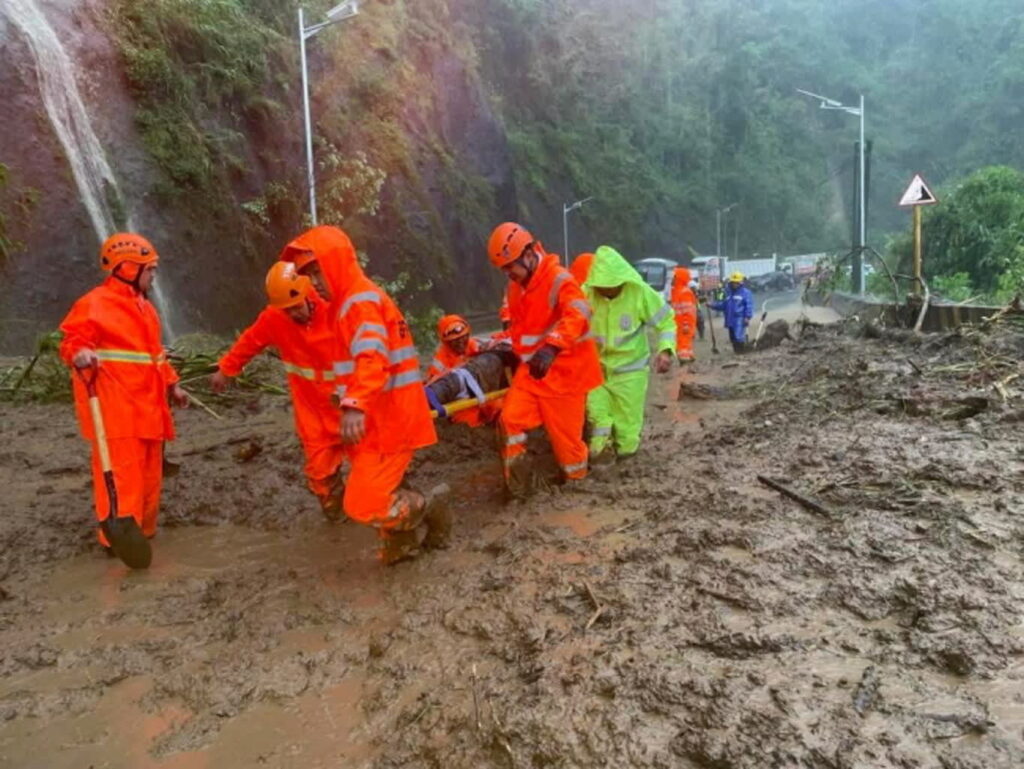 Zmagania ze skutkami tajfunu na Filipinach (PAP/EPA/TUBA PUBLIC INFORMATION OFFICE HANDOUT)