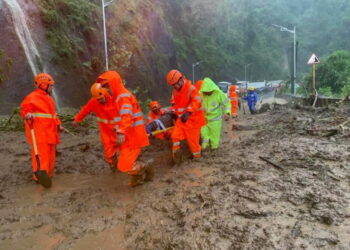 Zmagania ze skutkami tajfunu na Filipinach (PAP/EPA/TUBA PUBLIC INFORMATION OFFICE HANDOUT)
