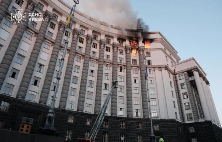 Rosyjski atak na Kijów. Po raz pierwszy uszkodzona siedziba rządu 9 Pożar rządowego budynku w Kijowie Fot. Telegram/Julia Swyrydenko