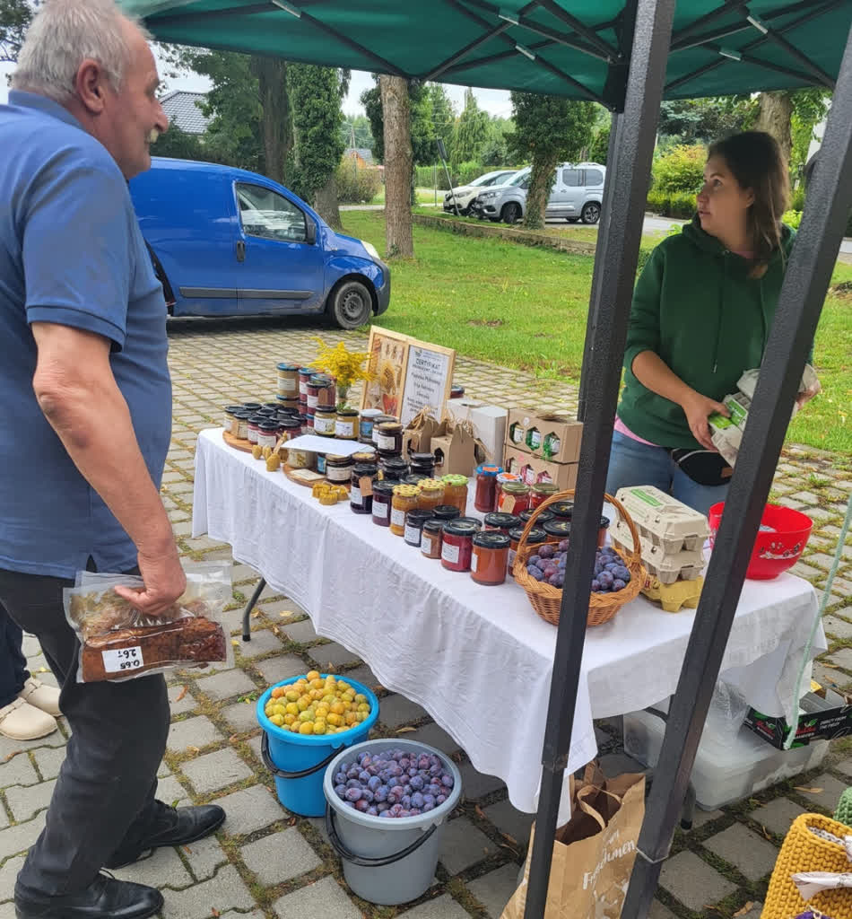 Gminny targ w Lubrzy