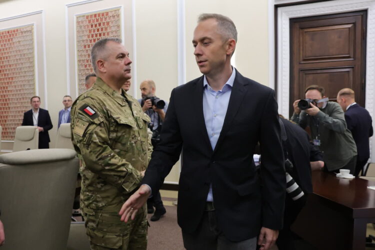 Wiceszef MON Cezary Tomczyk na nadzwyczajnym posiedzeniu rządu (PAP/Szymon Pulcyn)