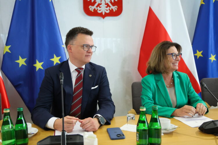 Marszałek Sejmu Szymon Hołownia w towarzystwie Marszałek Senatu Małgorzaty Kidawy-Błońskiej (PAP/Rafał Guz)