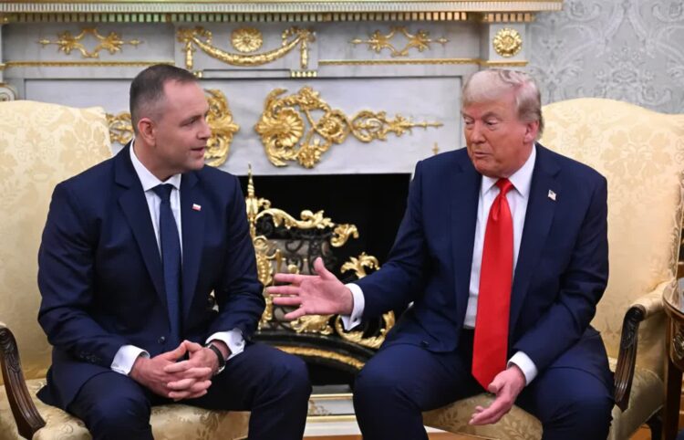 Prezydent RP Karol Nawrocki i prezydent USA Donald Trump. Fot. PAP/Radek Pietruszka