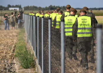 Ograniczenie lotów na wschodzie kraju 12 Służby w miejscu upadku rosyjskiego drona w miejscowości Wohyń (PAP/Wojtek Jargiło)