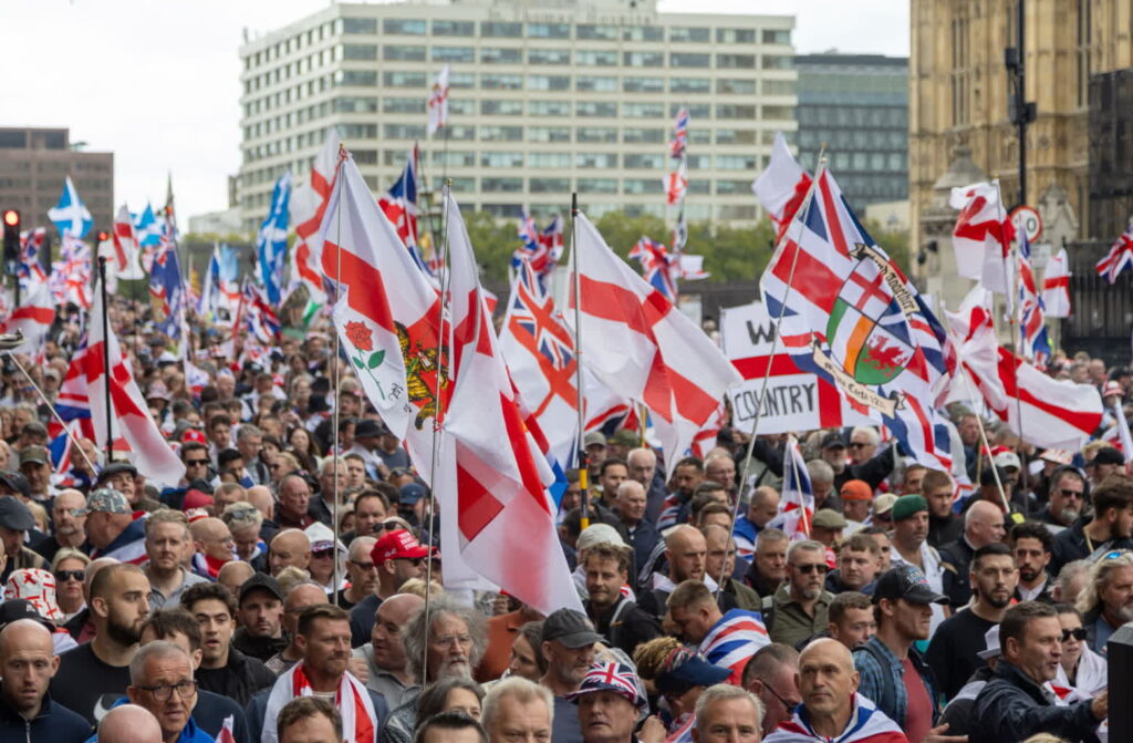 Marsz nacjonalistów w Londynie (PAP/EPA/TAYFUN SALCI)
