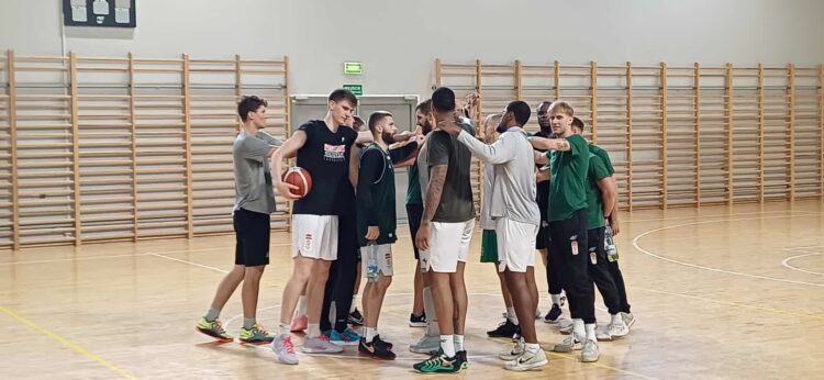 Zastal w treningu: Fayne z problemem, Mazurczak gotowy, poczatek sparingów, poszukiwania 4 obcokrajowca... Radio Zachód - Lubuskie