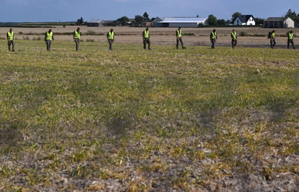 Wojska Obrony Terytorialnej w miejscu upadku rosyjskiego drona w miejscowości Wohyń Fot. PAP/Wojtek Jargiło