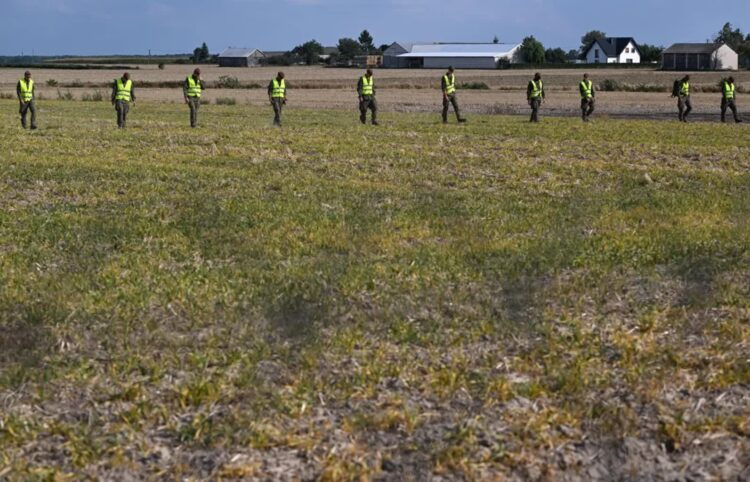 Wojska Obrony Terytorialnej w miejscu upadku rosyjskiego drona w miejscowości Wohyń Fot. PAP/Wojtek Jargiło