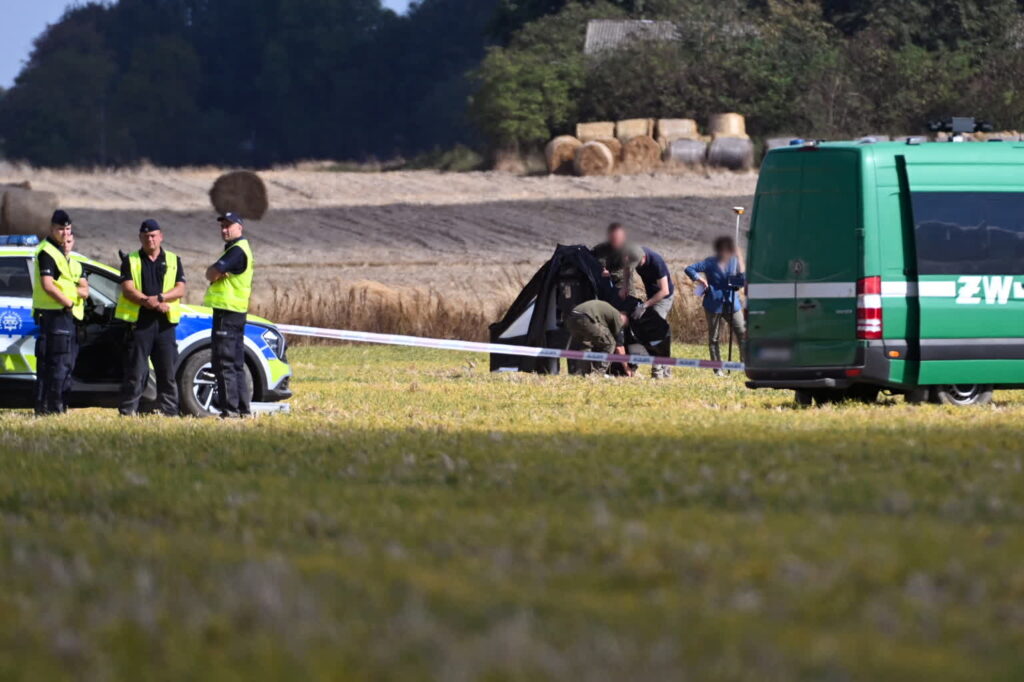 Służby w miejscu upadku rosyjskiego drona w miejscowości Wohyń (PAP/Wojtek Jargiło)