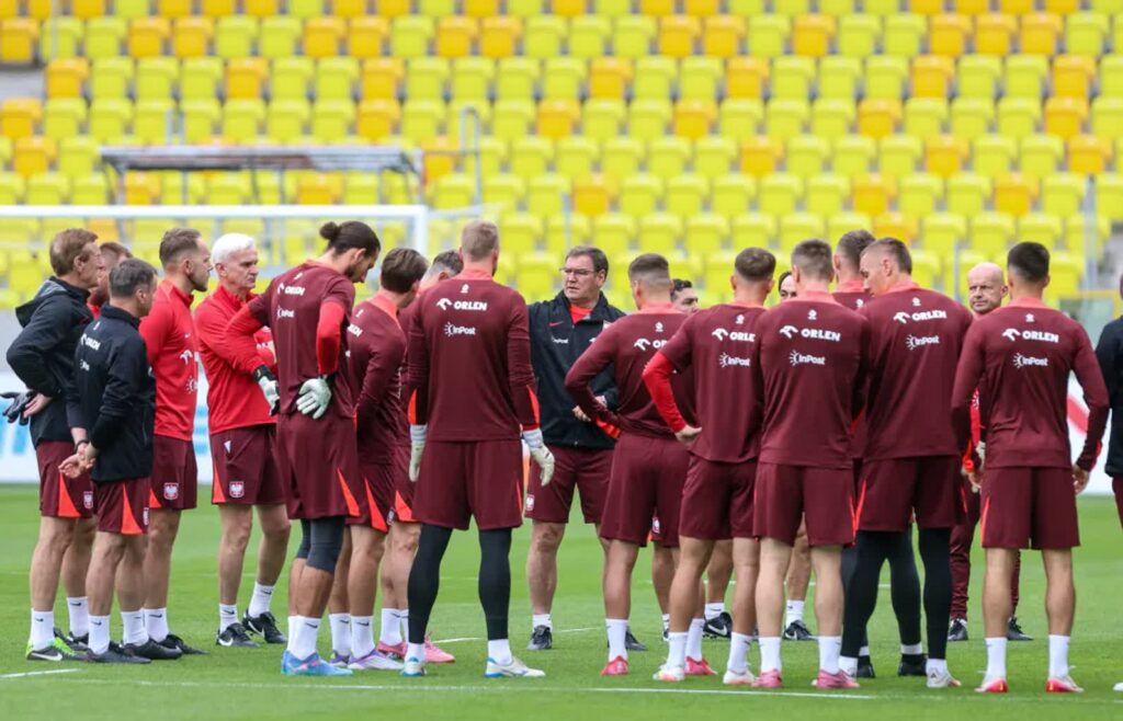 Selekcjoner i piłkarze reprezentacji Polski podczas treningu, fot. PAP/Michał Meissner