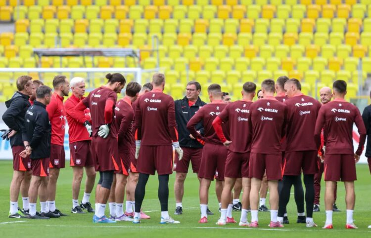 Selekcjoner i piłkarze reprezentacji Polski podczas treningu, fot. PAP/Michał Meissner