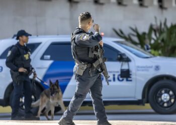 Służby pilnujące sądu, w którym we wrześniu 2024 przesłuchiwany był Ryan Routh Fot. PAP/EPA/CRISTOBAL HERRERA-ULASHKEVICH