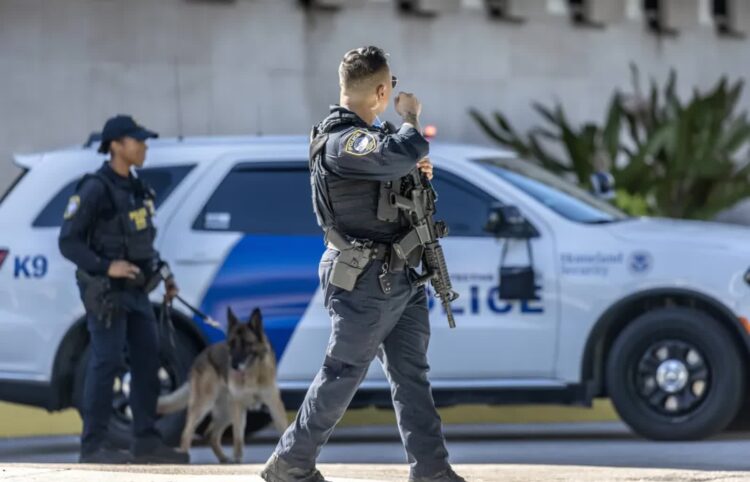 Służby pilnujące sądu, w którym we wrześniu 2024 przesłuchiwany był Ryan Routh Fot. PAP/EPA/CRISTOBAL HERRERA-ULASHKEVICH