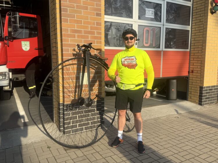 Łukasz Jęcz jedzie XIX-wiecznym bicyklem wokół Polski dla chorej córki Radio Zachód - Lubuskie