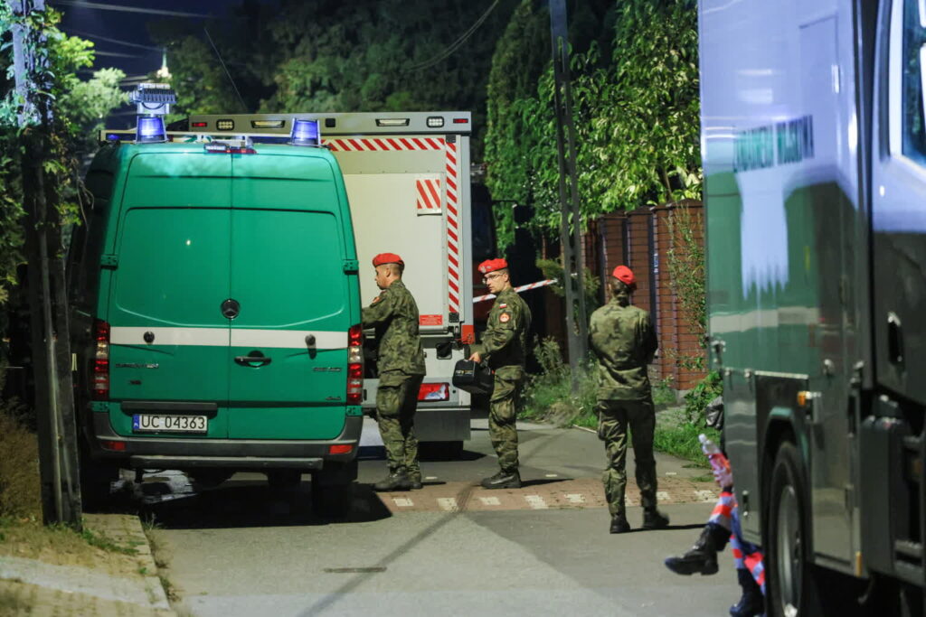 WARSZAWA EWAKUACJA MIESZKAŃCÓW W REMBERTOWIE. Fot. PAP/Rafał Guz
