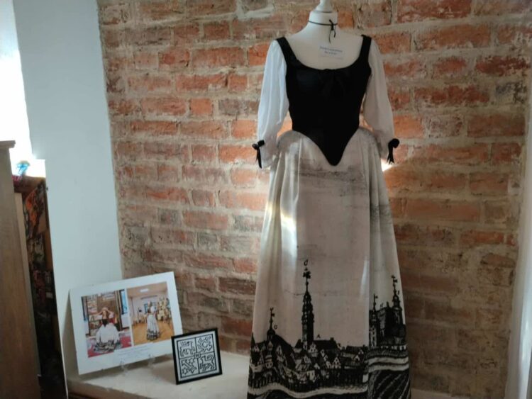 Żarski muzealnik tworzy suknie sprzed lat 9 fot. K.Gonera