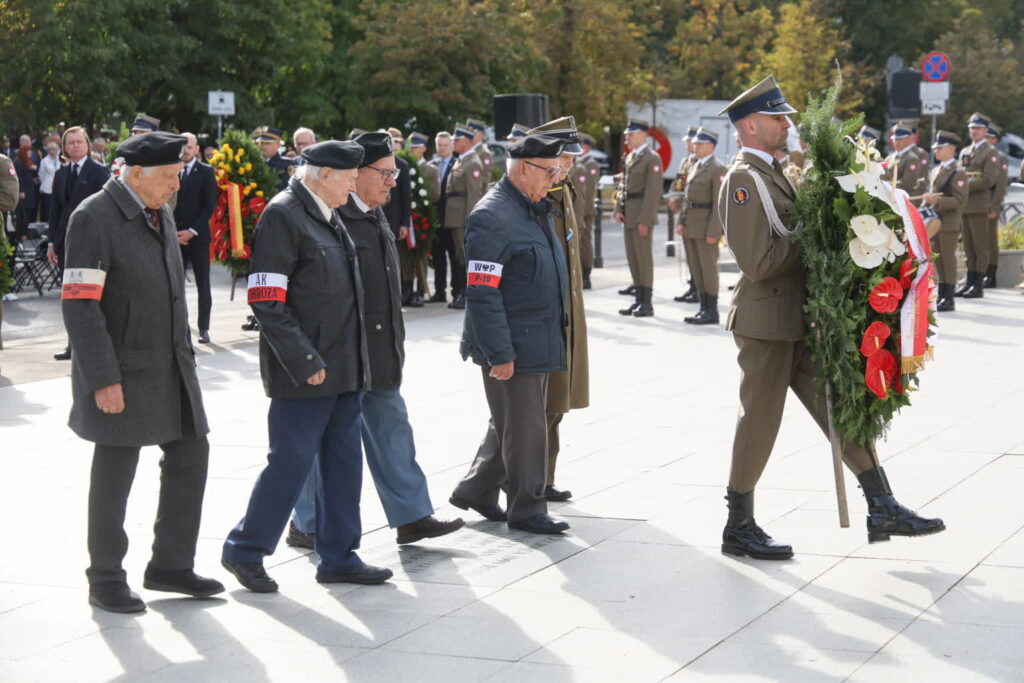 Uroczystości przed pomnikiem Polskiego Państwa Podziemnego i Armii Krajowej w Warszawie (PAP/Rafał Guz)