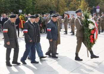 Uroczystości przed pomnikiem Polskiego Państwa Podziemnego i Armii Krajowej w Warszawie (PAP/Rafał Guz)