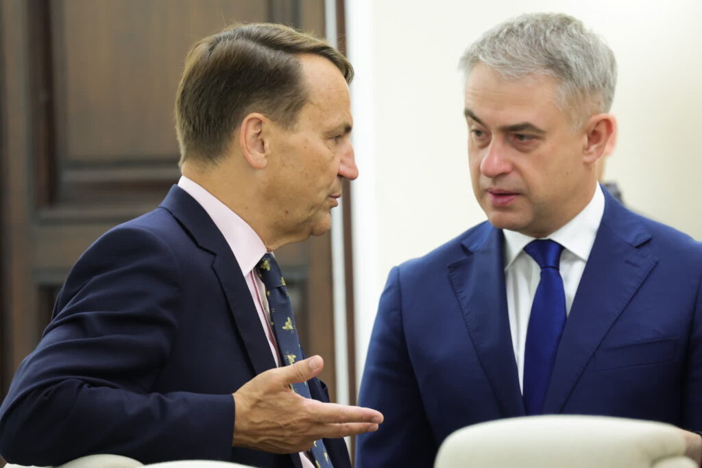 Wicepremier: Rosja szuka konfliktu, sprawdza NATO 2 Wicepremierzy Radosław Sikorski (z lewej) i Krzysztof Gawkowski na nadzwyczajnym posiedzeniu rządu (PAP/Szymon Pulcyn)