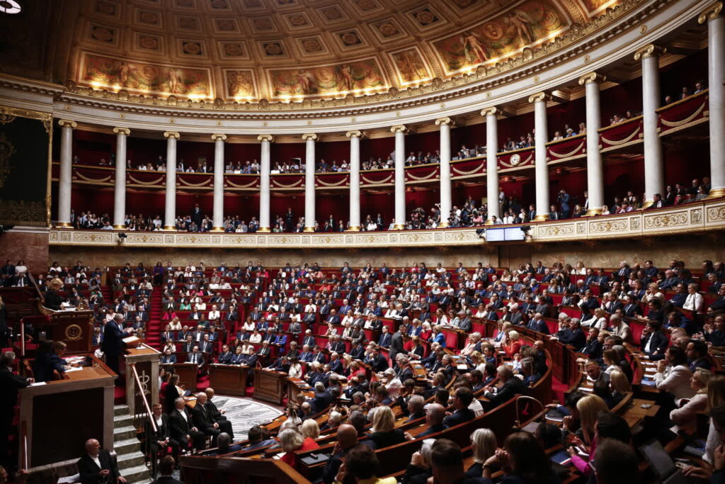 Przemówienie premiera we francuskim parlamencie (PAP/EPA/YOAN VALAT)