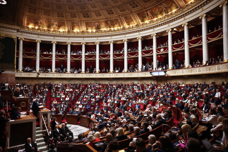 Przemówienie premiera we francuskim parlamencie (PAP/EPA/YOAN VALAT)