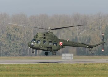 Śmigłowiec lądował awaryjnie na polu podczas lotu szkoleniowego 15 Śmigłowiec Mi-2 - zdjęcie ilustracyjne Fot. PAP/Jakub Kaczmarczyk