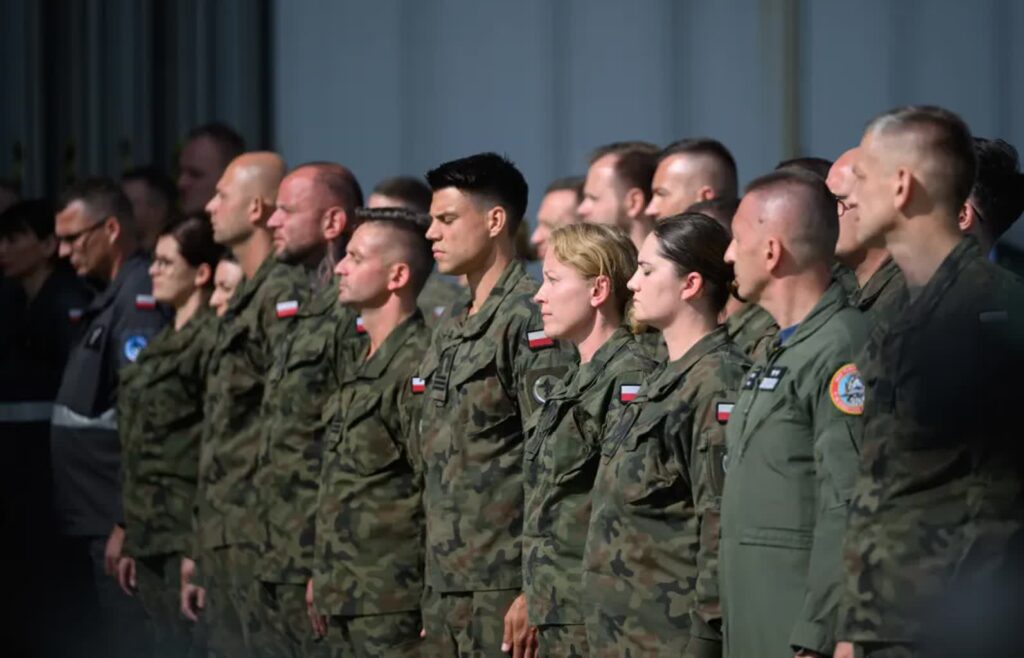 Żołnierze na terenie 31. Bazy Lotnictwa Taktycznego Poznań Krzesiny. Zdj. ilustracyjne. Fot. PAP/Jakub Kaczmarczyk