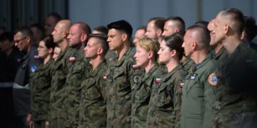 Żołnierze na terenie 31. Bazy Lotnictwa Taktycznego Poznań Krzesiny. Zdj. ilustracyjne. Fot. PAP/Jakub Kaczmarczyk