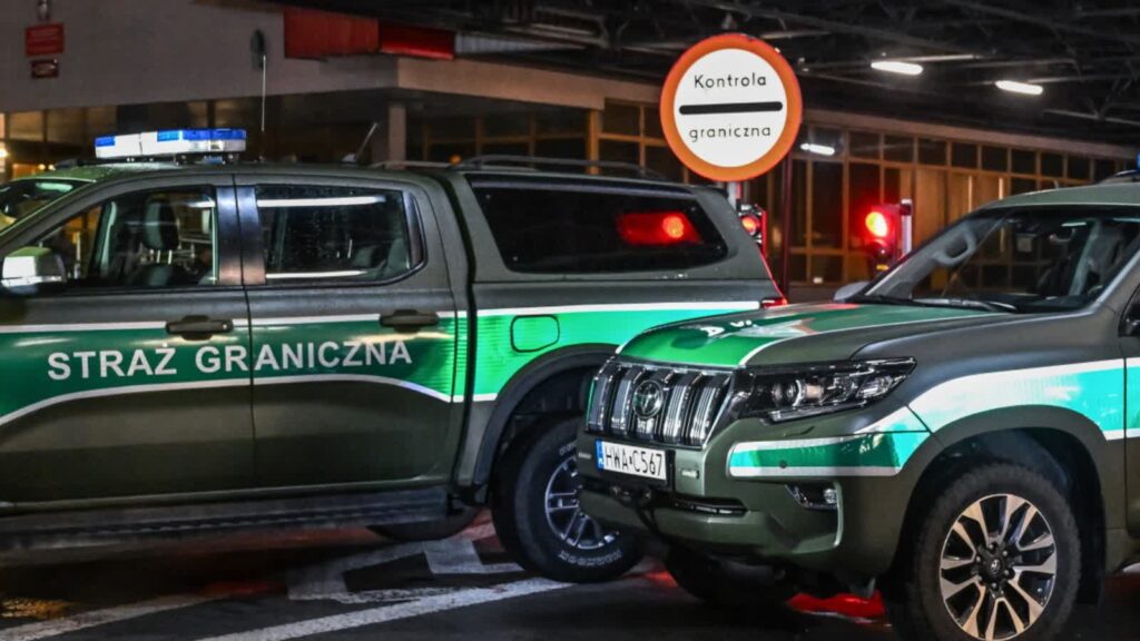 Do zamkniętych przejść z Białorusią od północy nie dojeżdżają samochody 1 Terespol. Fot. PAP/Wojtek Jargiło