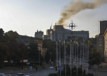 Dym unosi się nad budynkami rządu Ukrainy w centrum Kijowa na Ukrainie. Fot. PAP/EPA/SERGEY DOLZHENKO