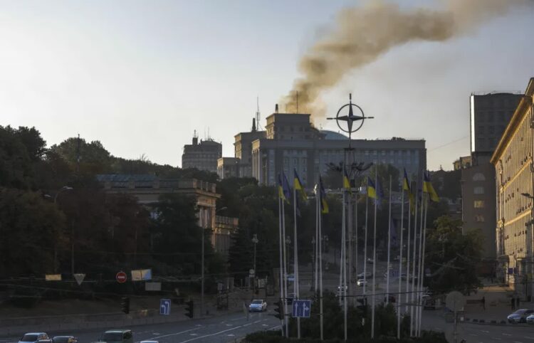 Przywódcy instytucji unijnych potępili atak Rosji na Ukrainę 9 Dym unosi się nad budynkami rządu Ukrainy w centrum Kijowa na Ukrainie. Fot. PAP/EPA/SERGEY DOLZHENKO
