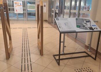 Tablica, oznaczenie kierunków i systemy audio. Udogodnienia dla niedowidzących w bibliotece 19 Tablica, oznaczenie kierunków i systemy audio. Udogodnienia dla niedowidzących w bibliotece Radio Zachód - Lubuskie