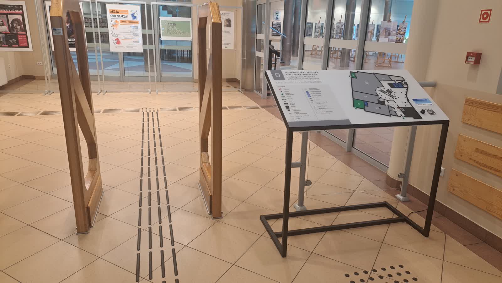 Tablica, oznaczenie kierunków i systemy audio. Udogodnienia dla niedowidzących w bibliotece Radio Zachód - Lubuskie