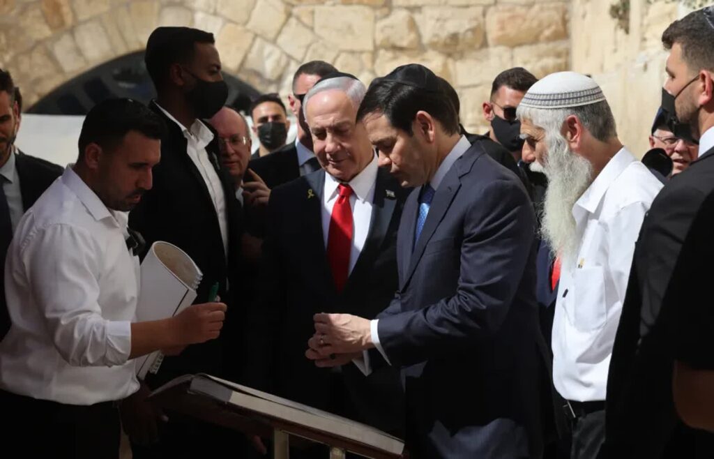 Sekretarz stanu USA Marco Rubio i premier Izraela Benjamin Netanjahu pod Ścianą Płaczu Fot. PAP/EPA/ABIR SULTAN