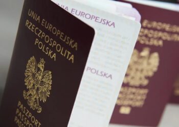 Paszporty. Foto. PAP/Adam Warżawa