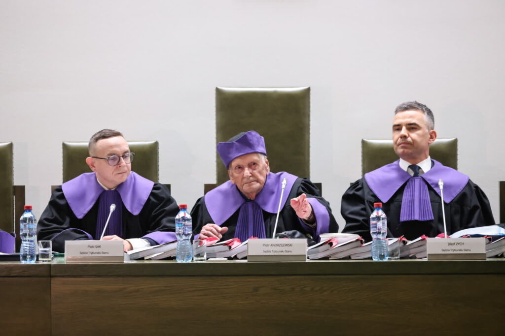 Posiedzenie Trybunału Stanu, w środku sędzia Józef Zych (PAP/Albert Zawada)