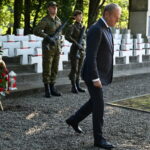 Donald Tusk złozył wieniec na cmentarzu żołnierzy Zgrupowania Korpusu Ochrony Pogranicza w Wytycznie (PAP/Wojtek Jargiło)