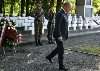 Donald Tusk złozył wieniec na cmentarzu żołnierzy Zgrupowania Korpusu Ochrony Pogranicza w Wytycznie (PAP/Wojtek Jargiło)