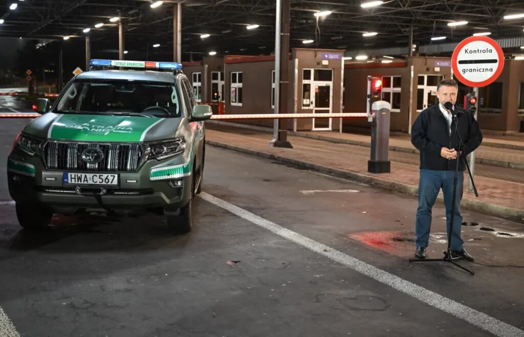 Minister spraw wewnętrznych i administracji Marcin Kierwiński podczas konferencji prasowej przy polsko-białoruskim przejściu granicznym w Terespolu Fot. PAP/Wojtek Jargiło